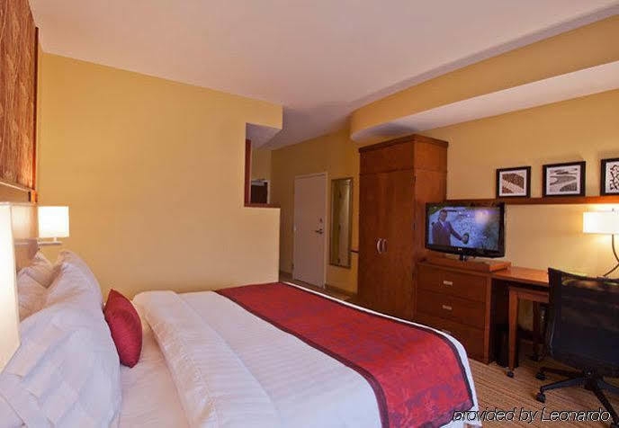 Отель Courtyard Charlotte Airport North Экстерьер фото
