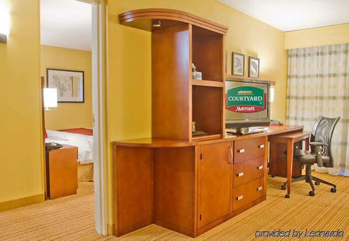 Отель Courtyard Charlotte Airport North Экстерьер фото